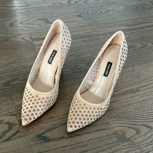 Nine West Wntrnslte nude leather cut out pumps